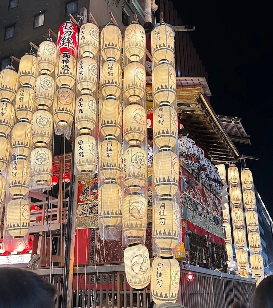 提灯のあかりが灯った夜の長刀鉾