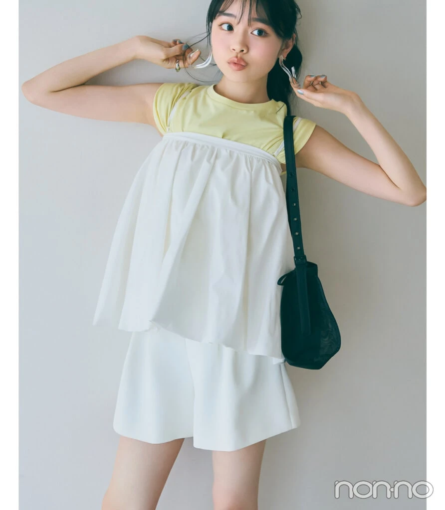 林芽亜里が着るモノトーンコーデにイエローをプラス