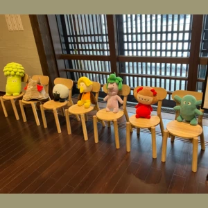 本の森のキャラクターが横並びの椅子に座っている。