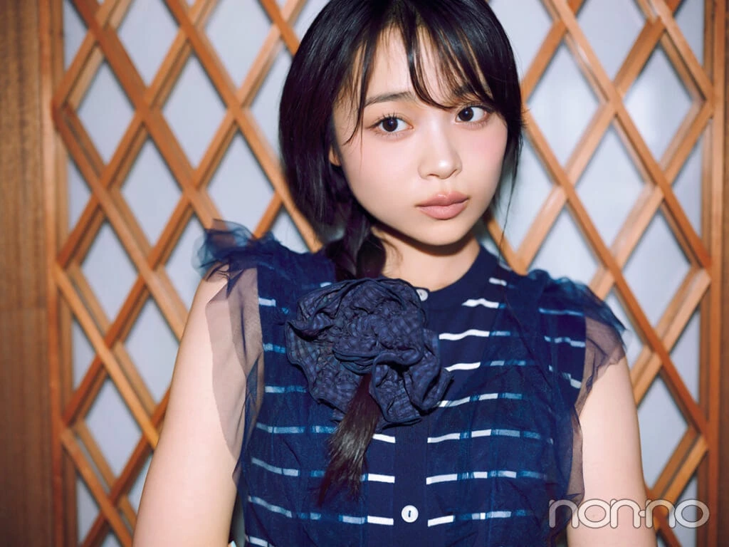 林芽亜里のネイビーの令嬢コーデ ビッグシュシュ