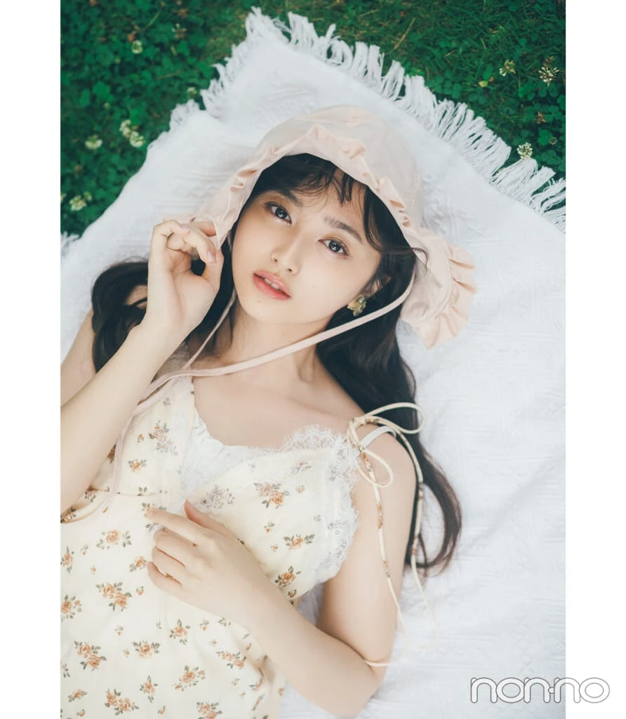 フォトジェニックな写真を撮るアイディア9 芝生での寝転びショットはニュアンスの出る肩リボンつきワンピで