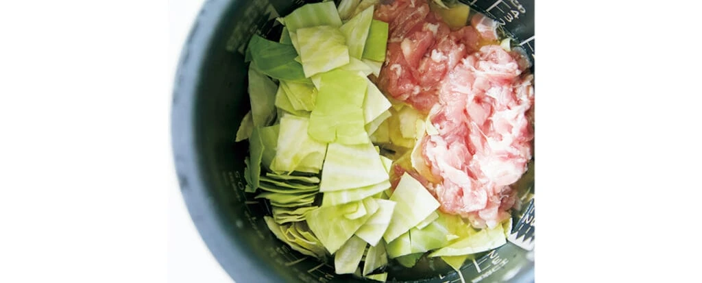 長谷川あかりさんレシピ。豚と塩昆布とキャベツを炊飯器に入れた画像
