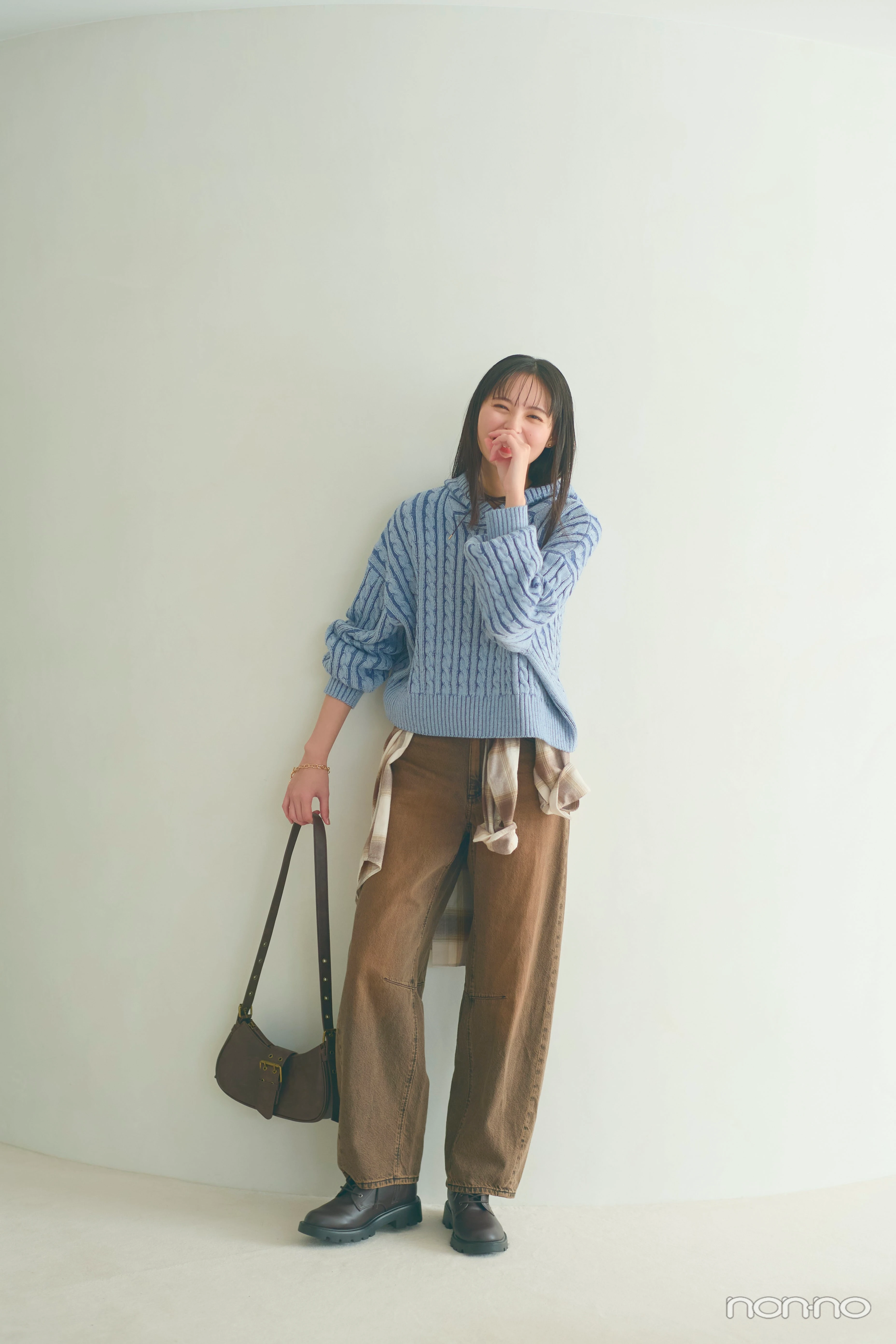 遠藤さくら×GUのバレルレッグジーンズのコーデ