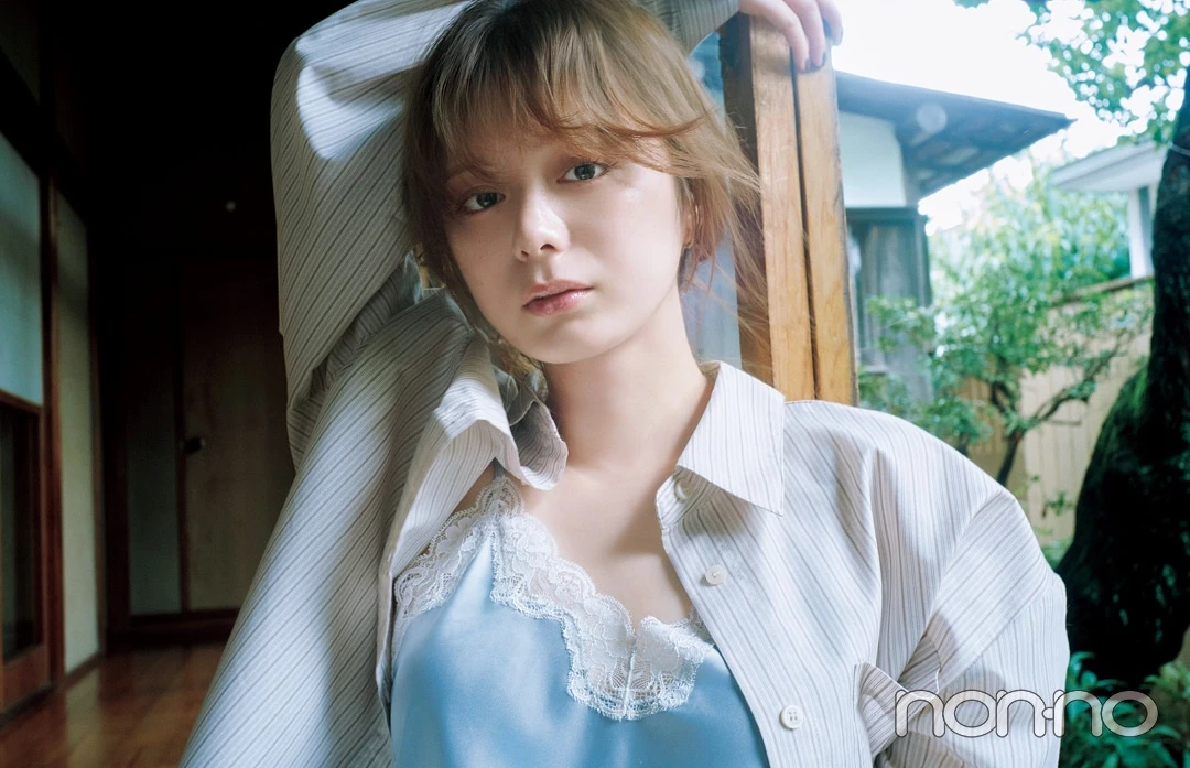 紺野彩夏のランジェリー風レースキャミコーデ 青
