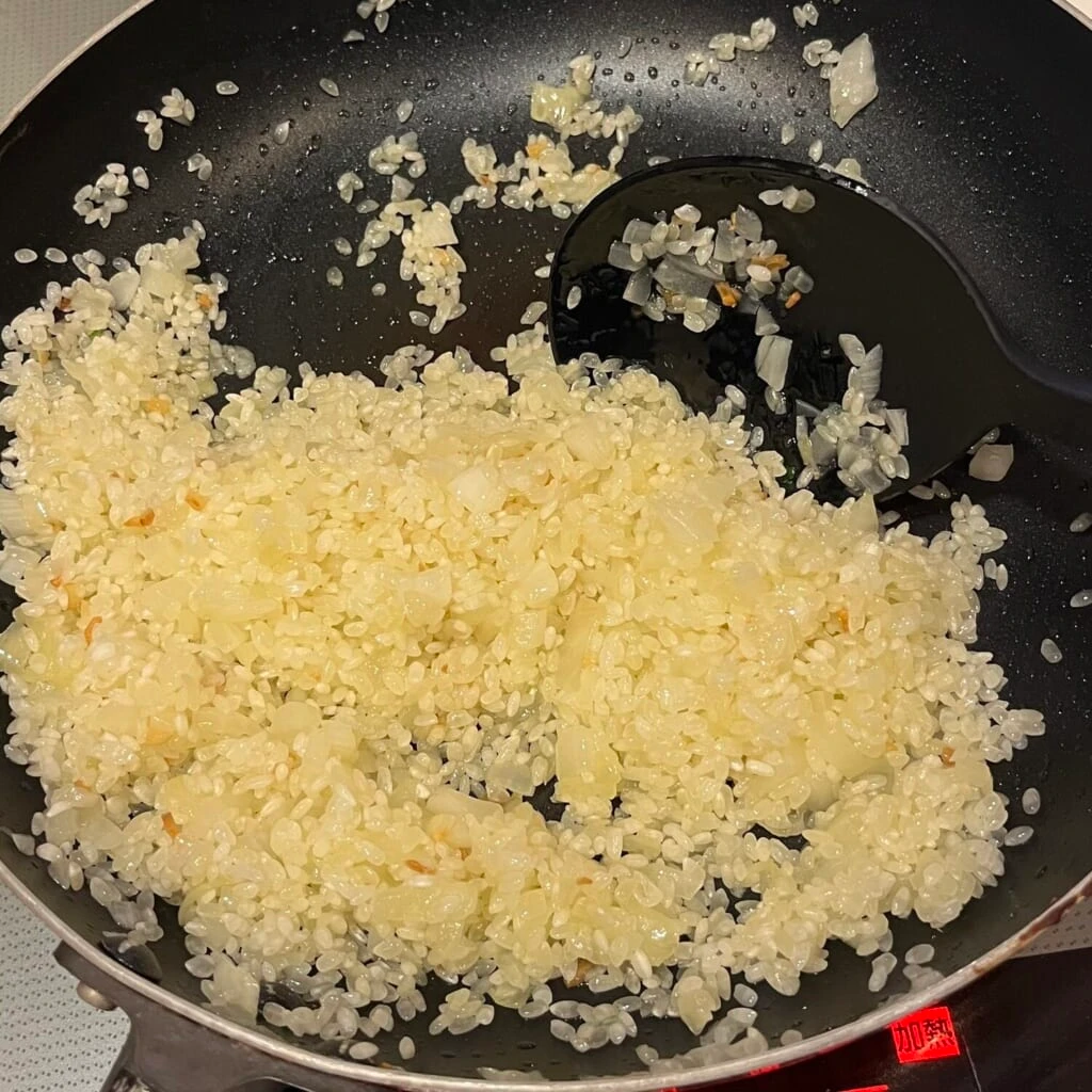 フライパンで米を炒めている