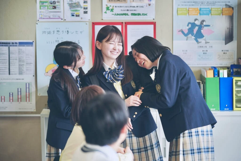 『恋に至る病』友人に囲まれる山田杏奈