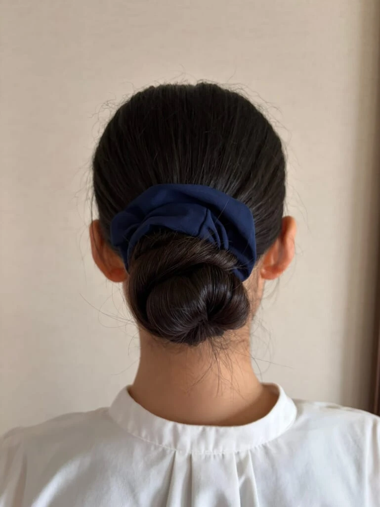 お団子にシュシュをつけた姿(後ろから撮った写真)