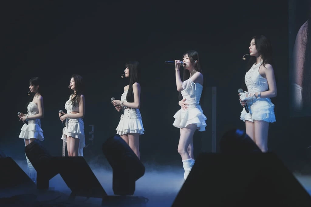 白いドレスでパフォーマンスをするfromis_9