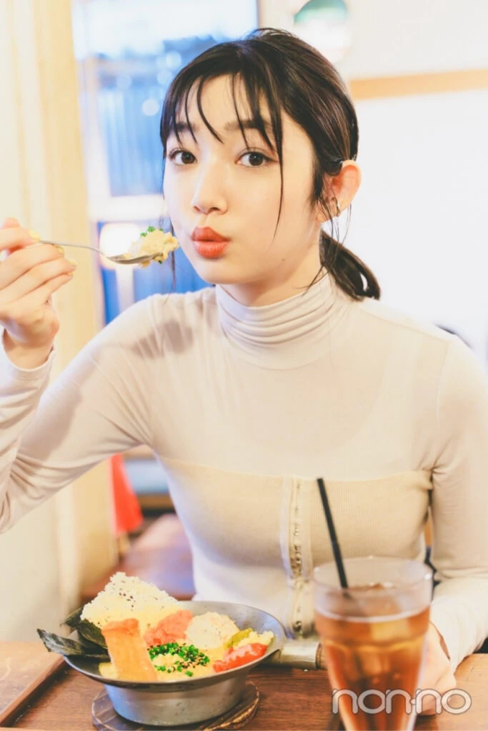 おじやを冷ます小宮山莉渚