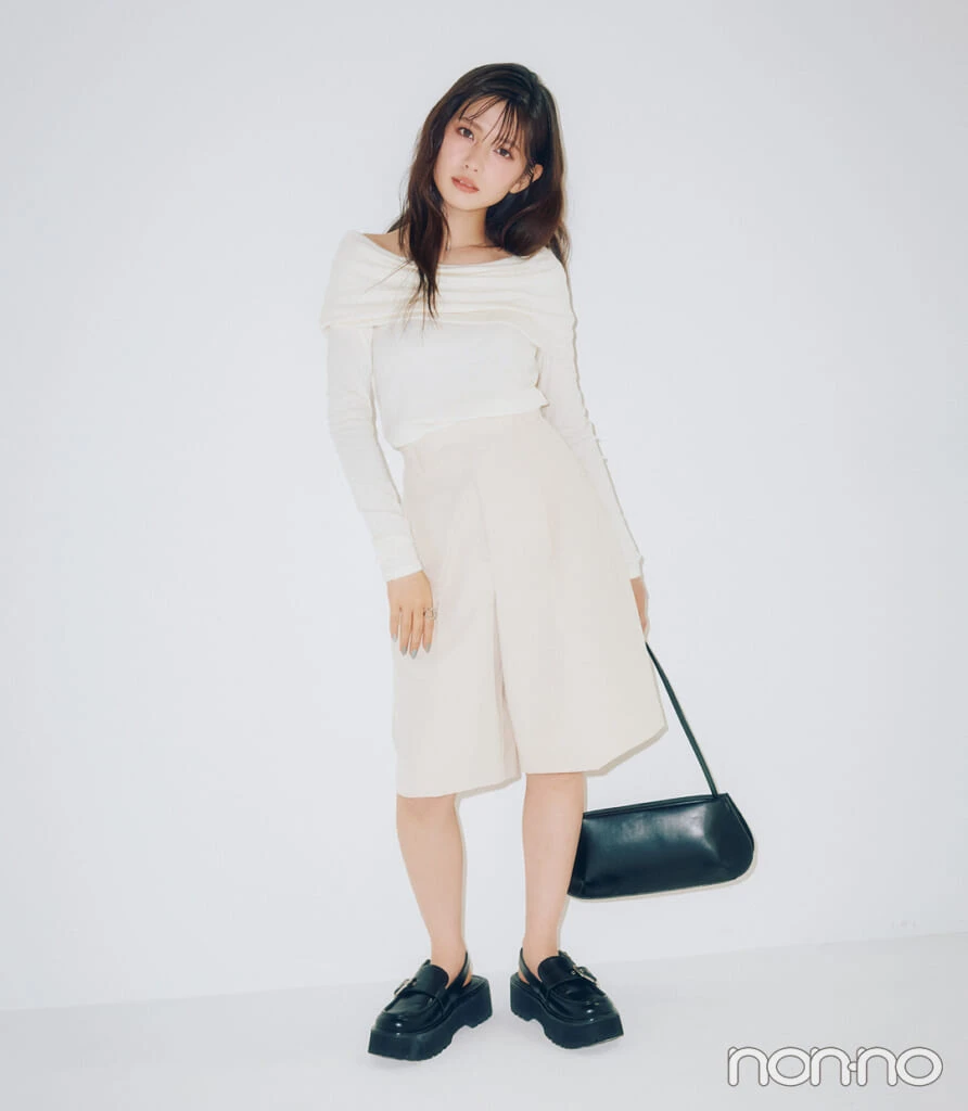 CHARLES & KEITH JAPANの大人っぽい厚底サンダル着用画像