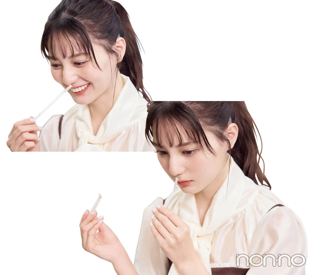 香水のにおいをかぐ小坂菜緒