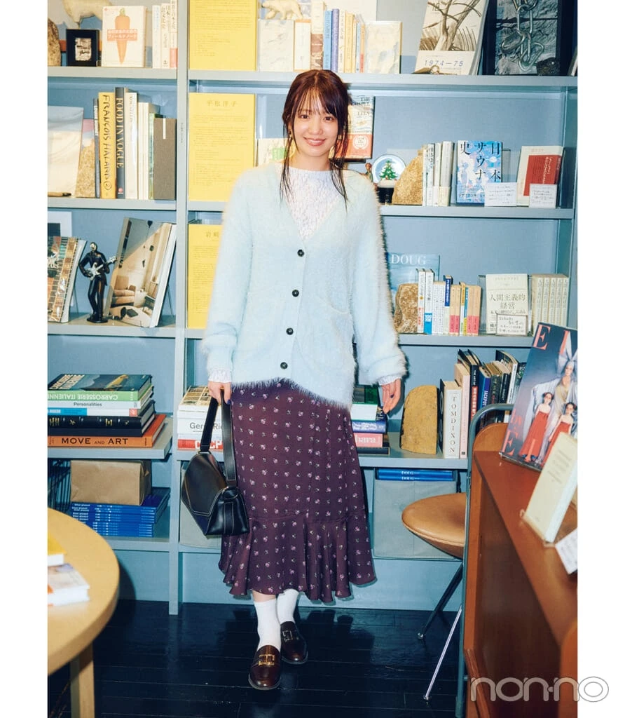横田真悠のあざと可愛くなれる淡色シャギーカーデ