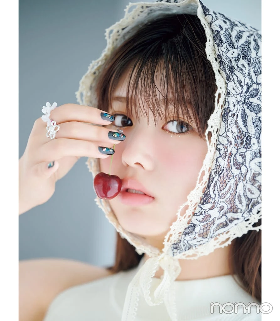おひなさま（長浜広奈）のキラキラホロネイル