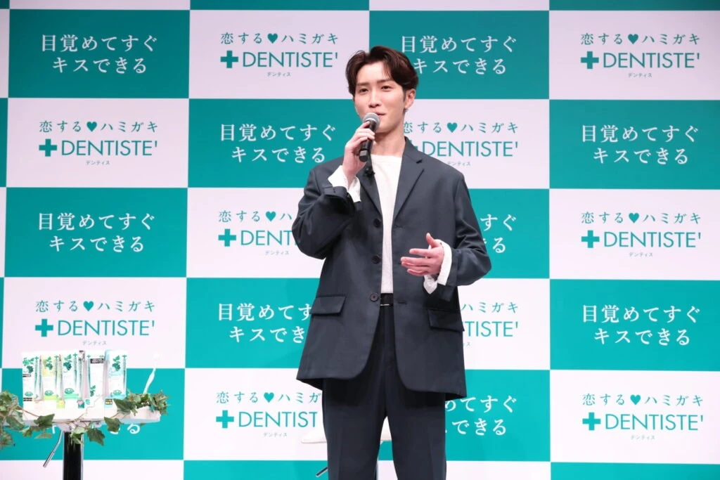 デンティス新CM発表会に登壇した、深いグリーンのセットアップを着たSnow Manの渡辺翔太さん