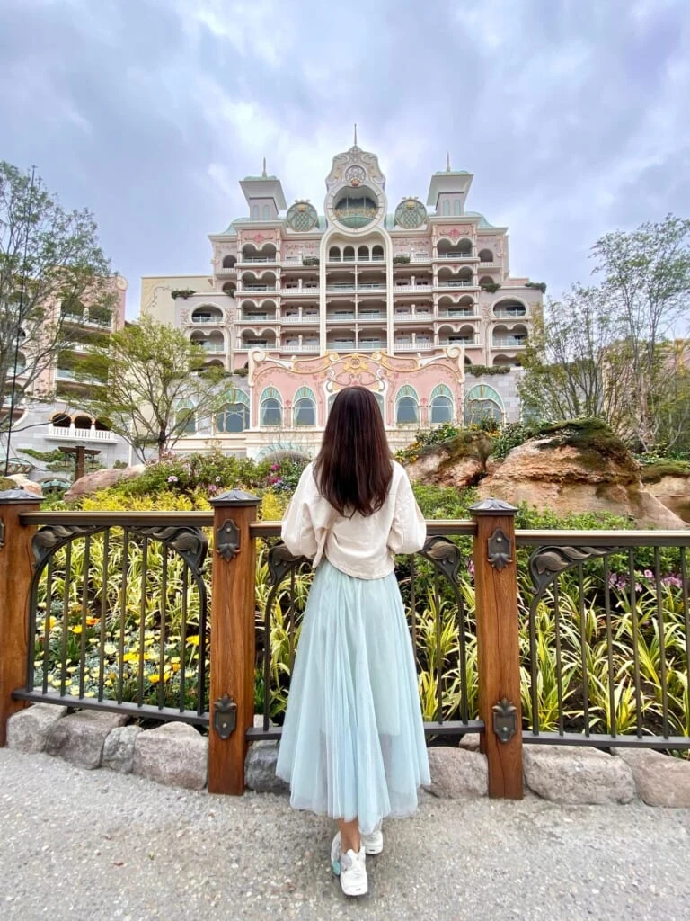 『ファンタジースプリングスホテル』を眺める女性の後ろ姿