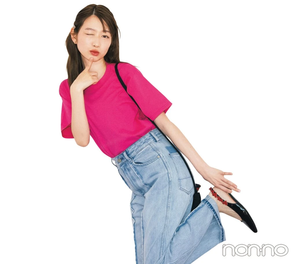 ビビッドカラーTシャツを着た岡本夏美
2