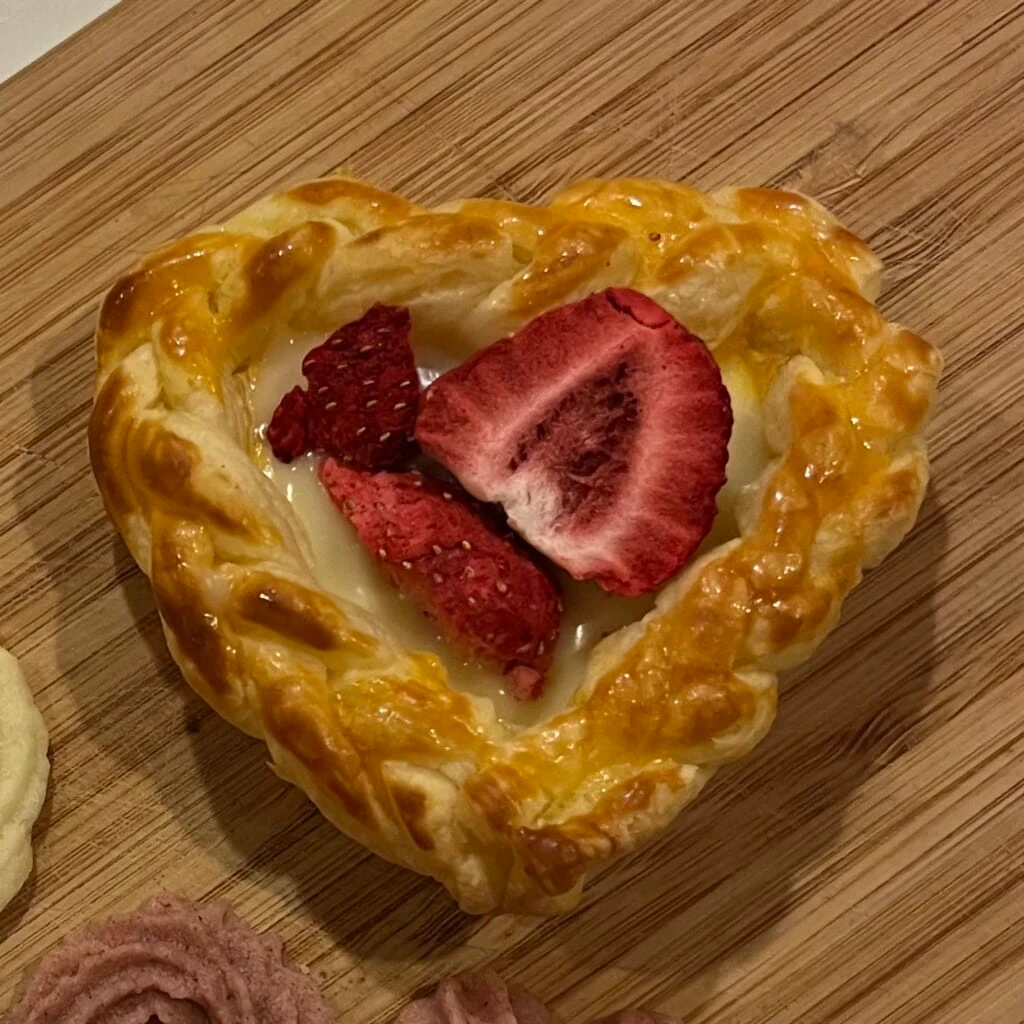 手作りバレンタイン ハートとイチゴのホワイト生チョコパイ