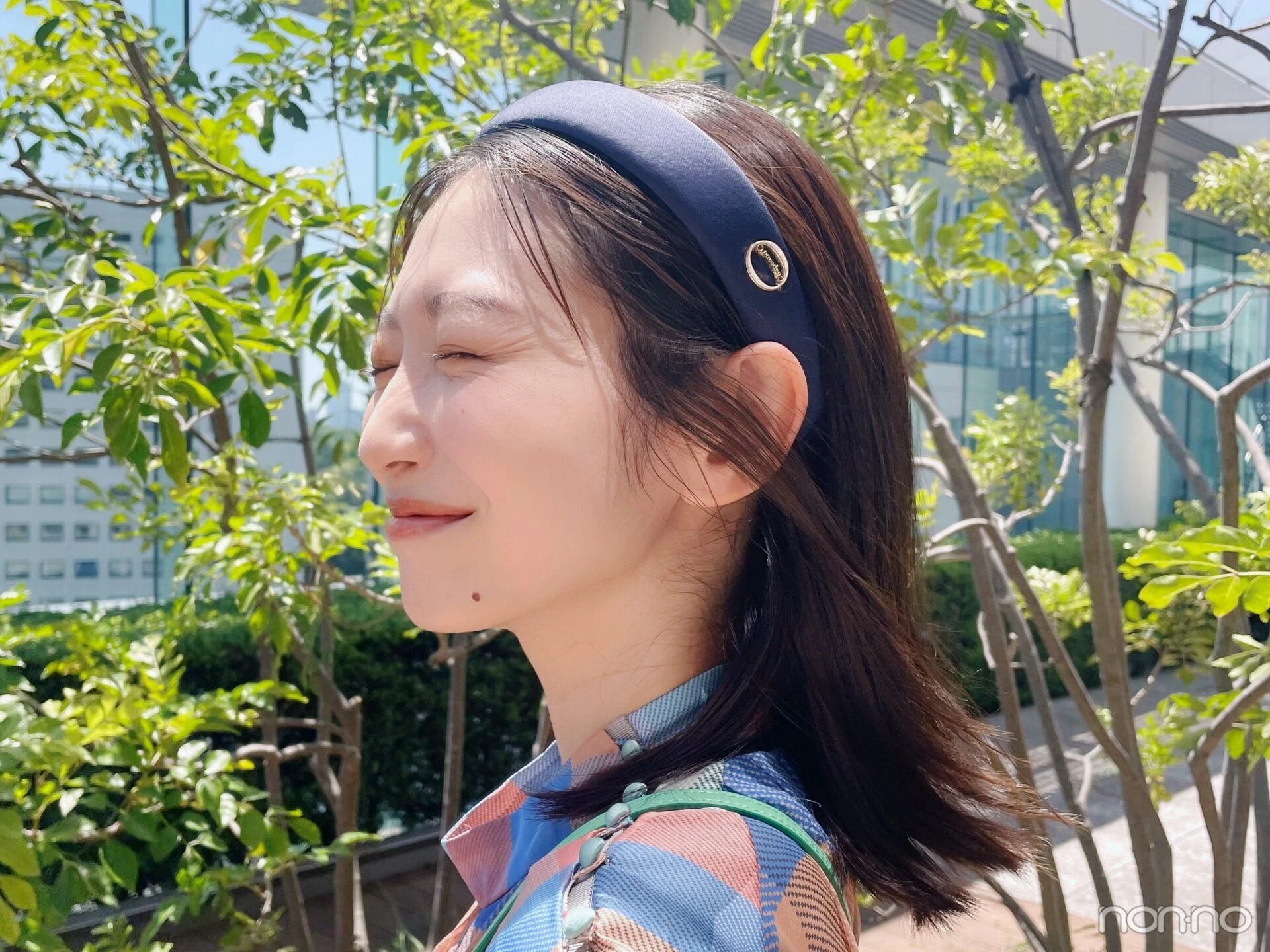 岡本夏美の緑豊かなテラスカフェに行く日のコーデのカチューシャ寄り写真
