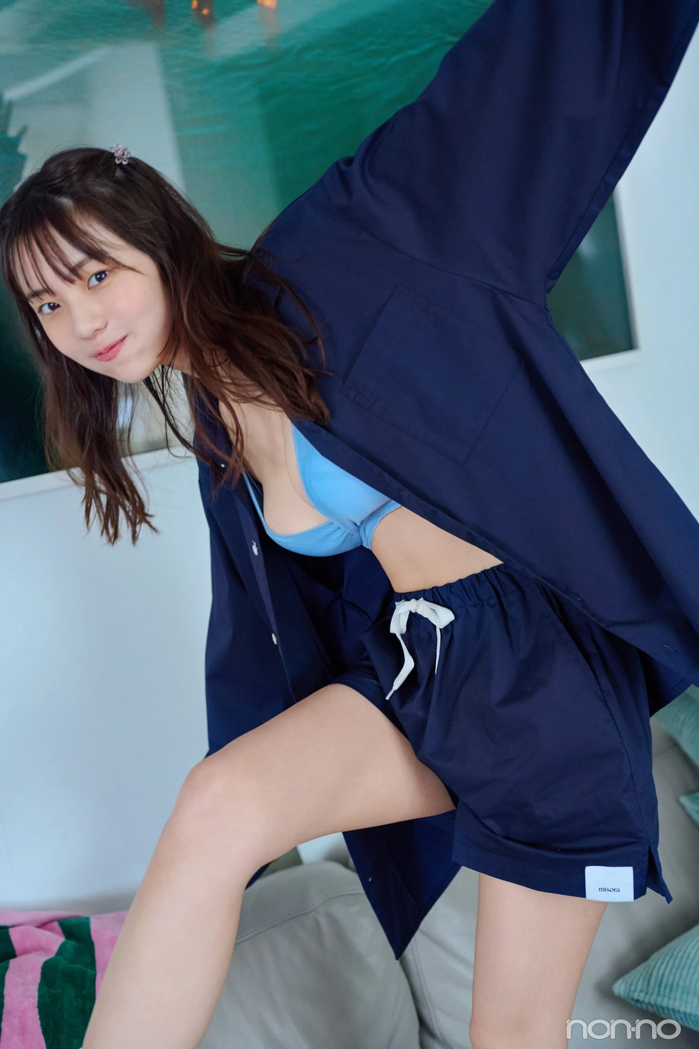 菊地姫奈の夏の肌見せルームウェアユニセックスのオーバーシャツパジャマのアザーカット