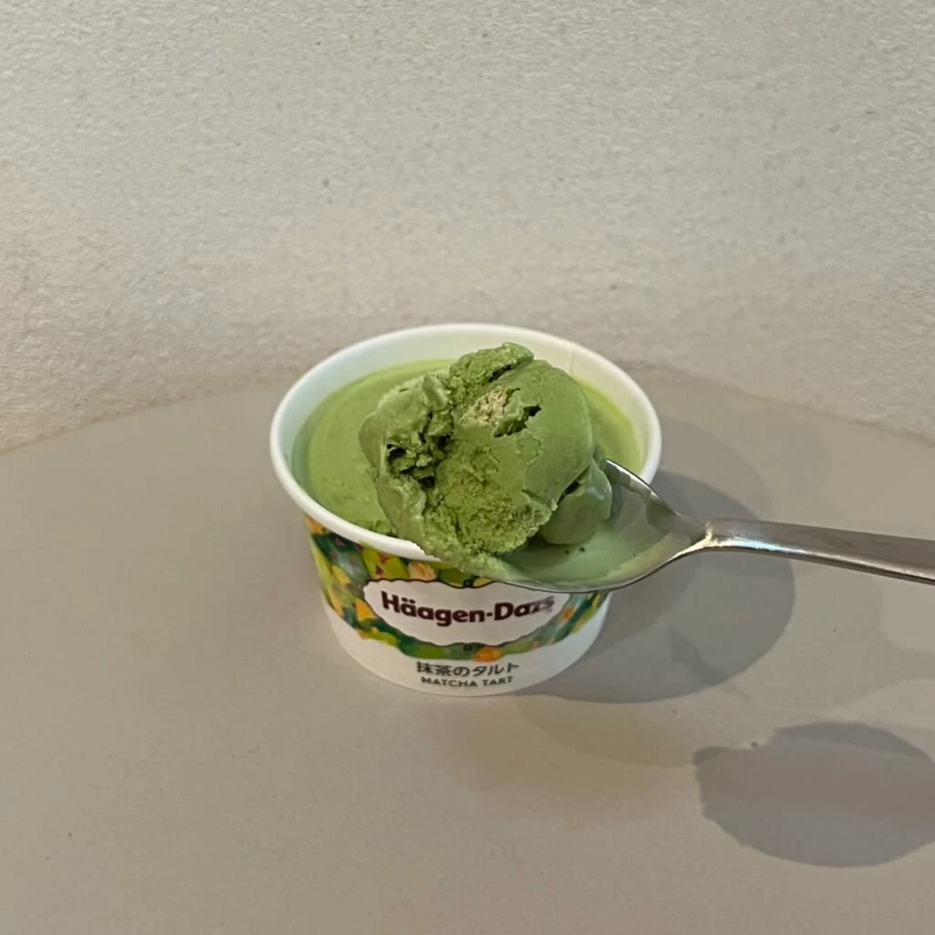 抹茶アイスにグラハムくっきーが入ったアイス
