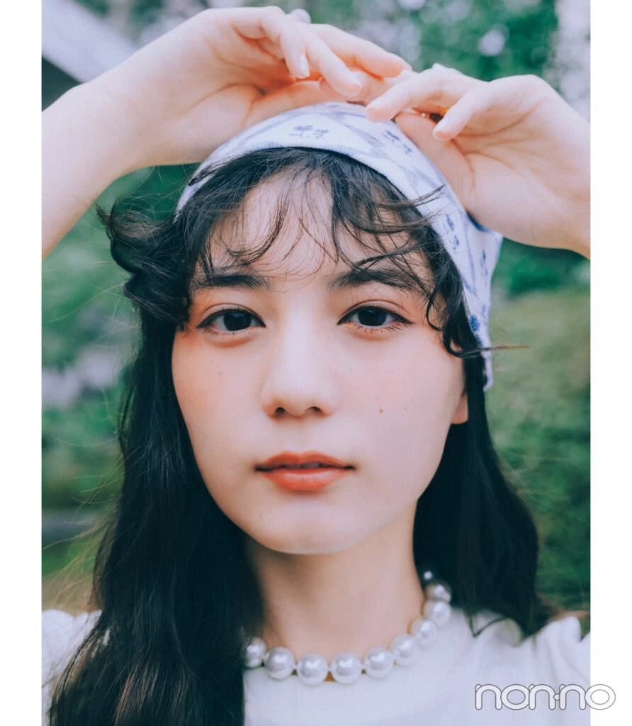 小坂菜緒がつけるビッグパールアクセサリー