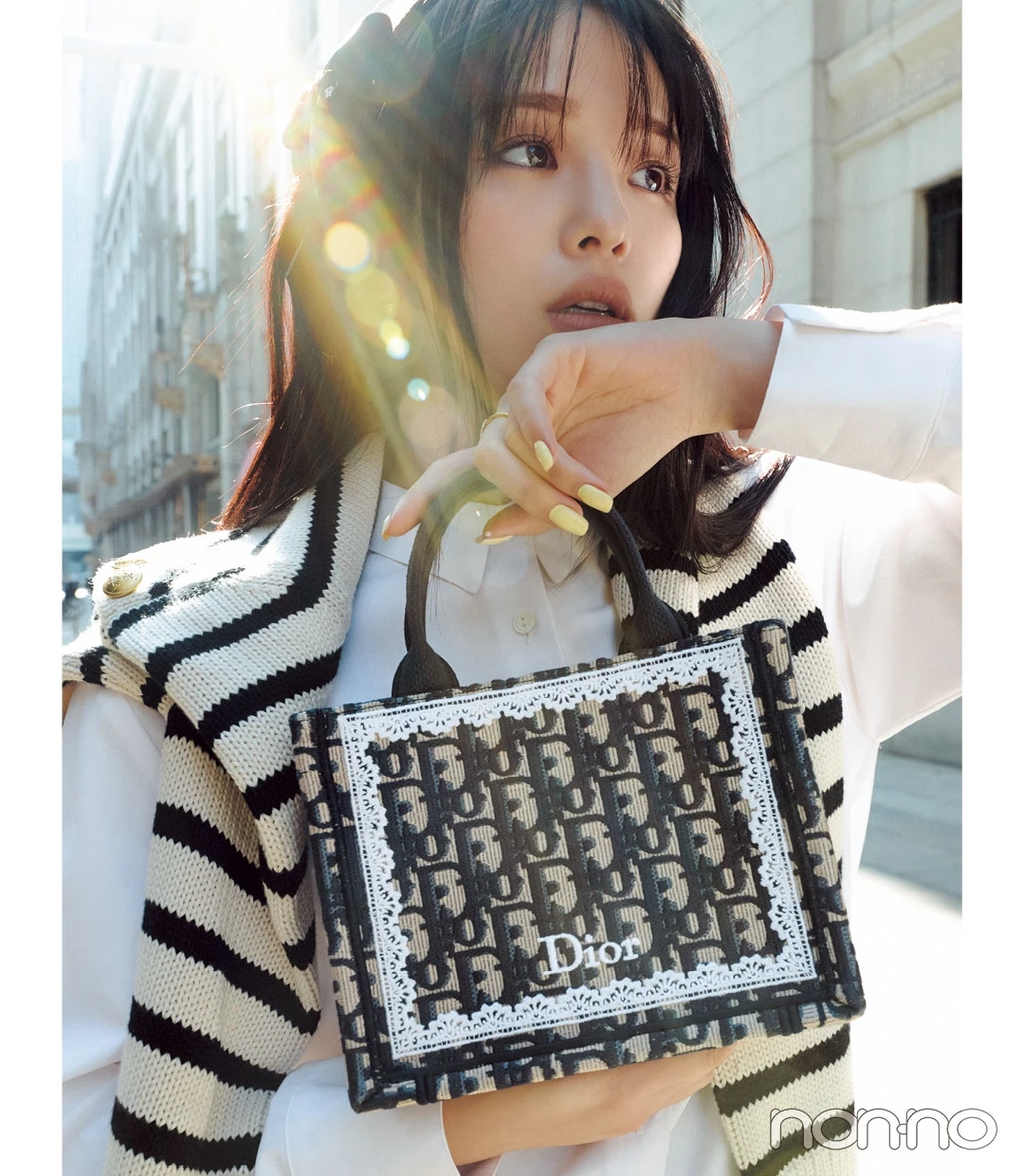 2026年新作のハイブランドミニバッグ　DIOR（ディオール）のミニバッグを持つモデル