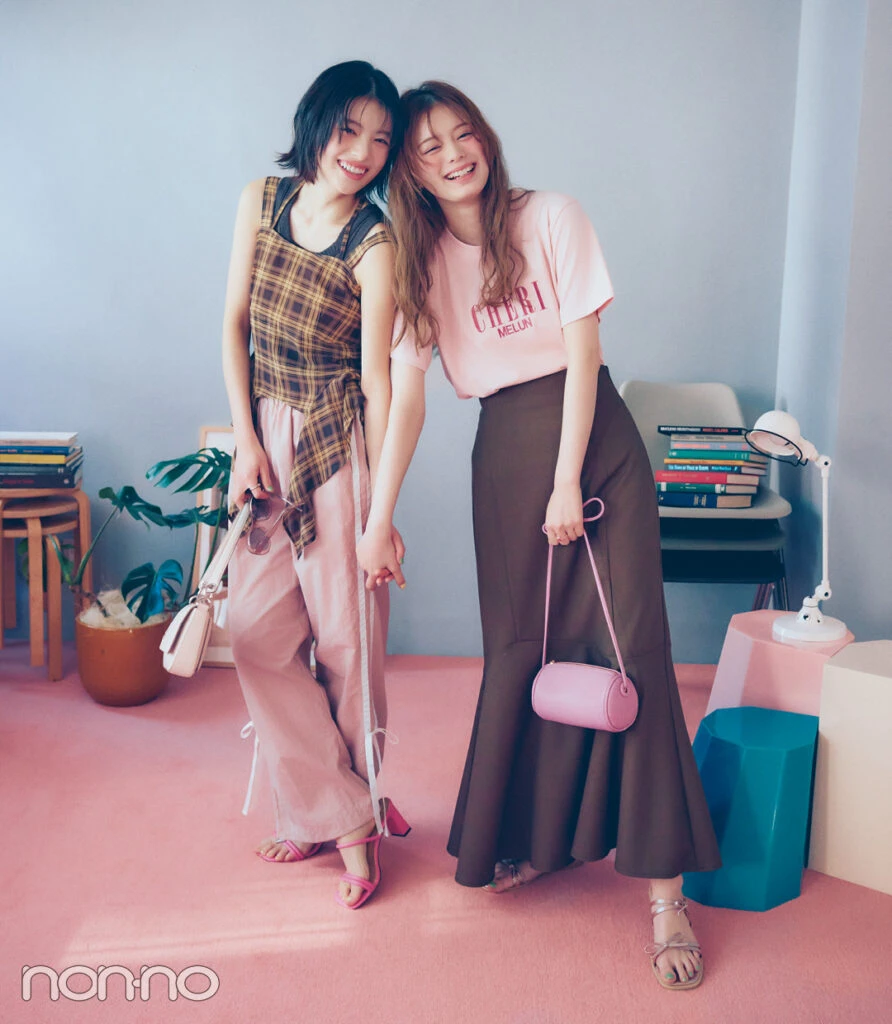 紺野彩夏と出口夏希のブラウン×ピンクコーデ