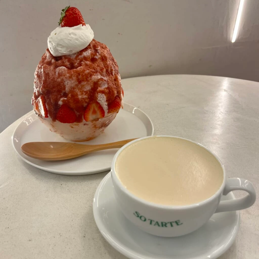SO TARTE ストロベリーかき氷とホットラテ。