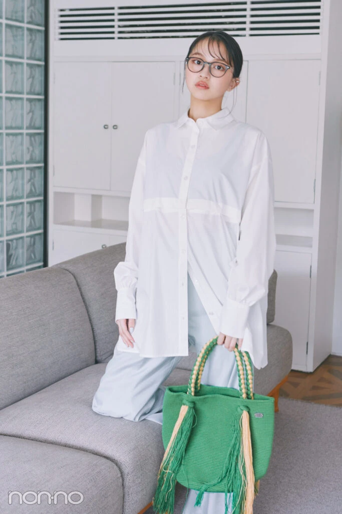 カッティングシャツを着た佐藤和奏の正面