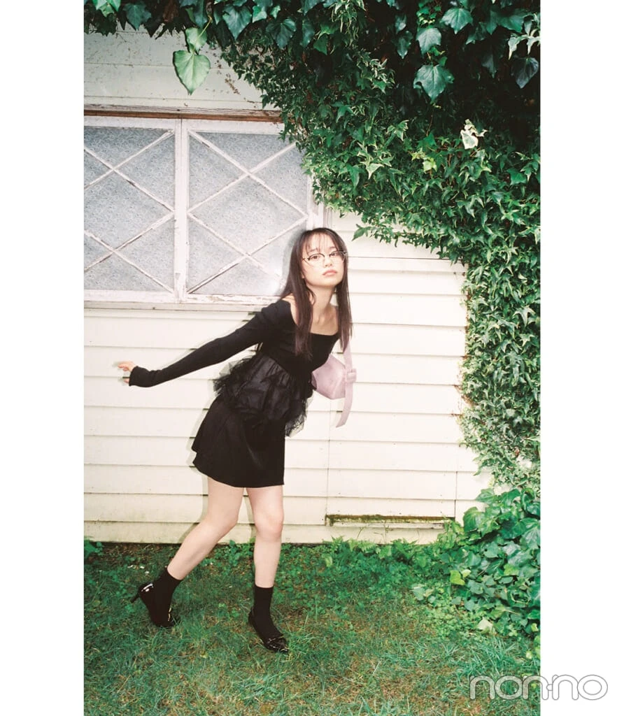 林芽亜里のモノトーンにピンクバッグを合わせたコーデ