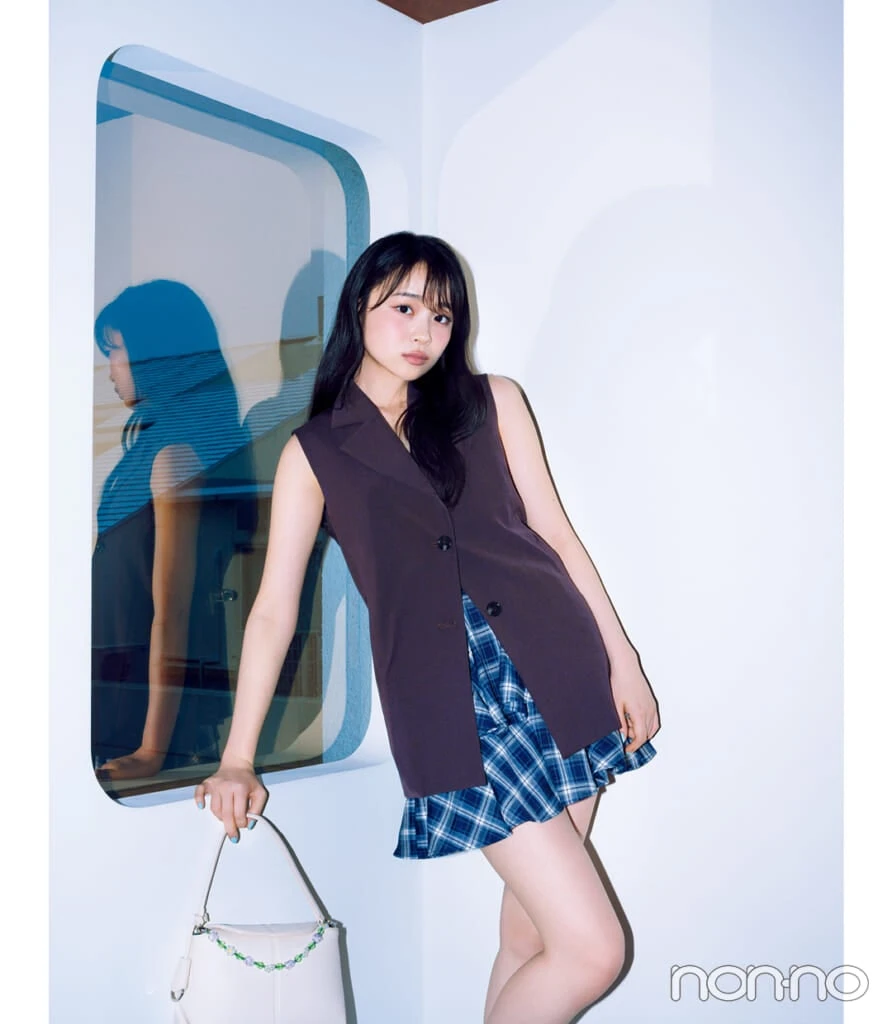 林芽亜里のネイビーの令嬢コーデ チェック柄ミニスカ