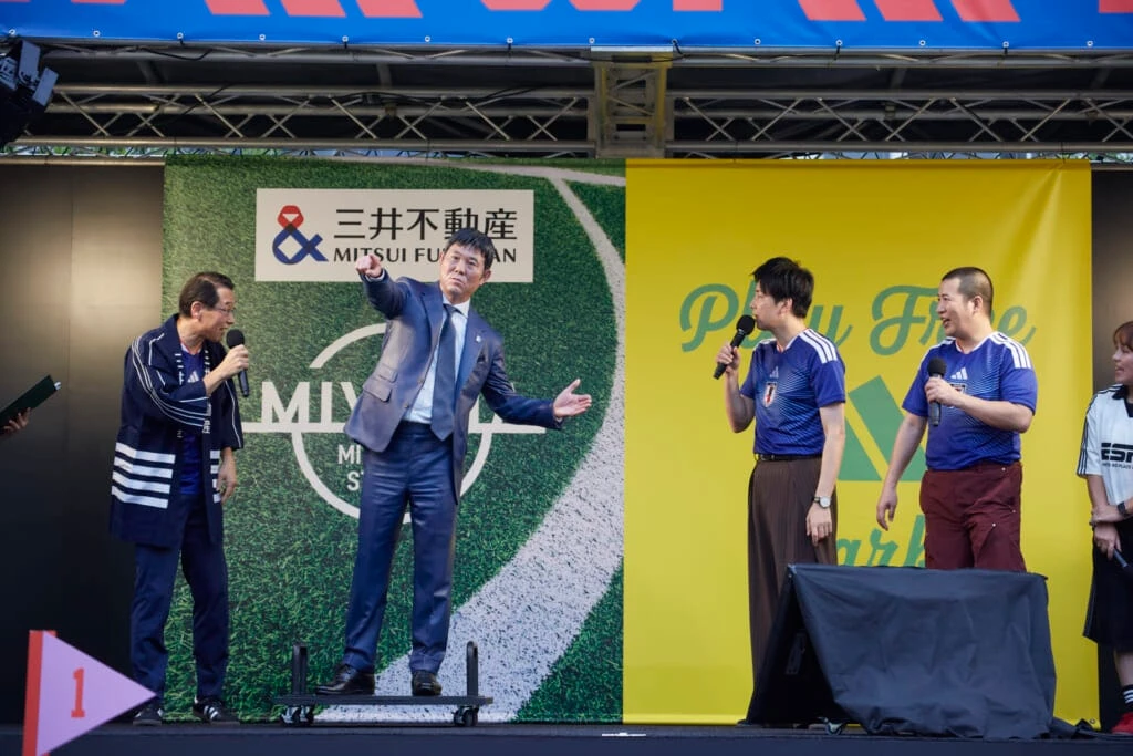 森保監督の等身大フィギュア