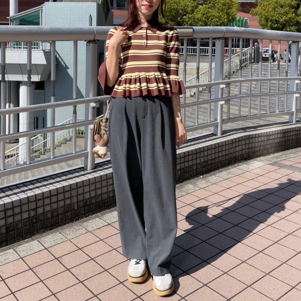 GU×rokh(ロク)ボーダーリブポロセーター(7分袖) にスラックスを合わせたスタイリング