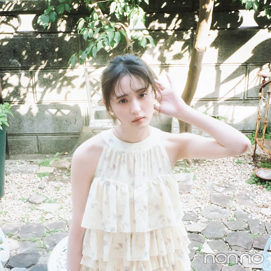 遠藤さくらが着こなすメロくて甘い小花柄トップス。レトロで糖度たっぷりな夏の最旬スタイル