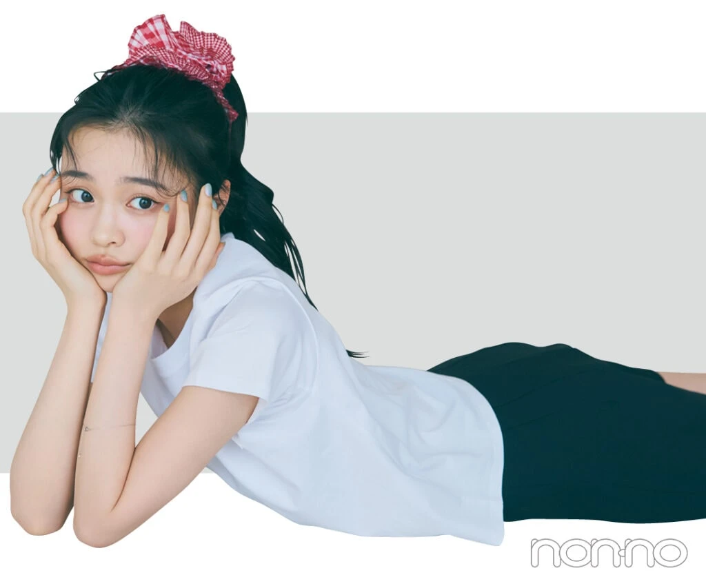 林芽亜里が着るモノトーンコーデに赤をプラス