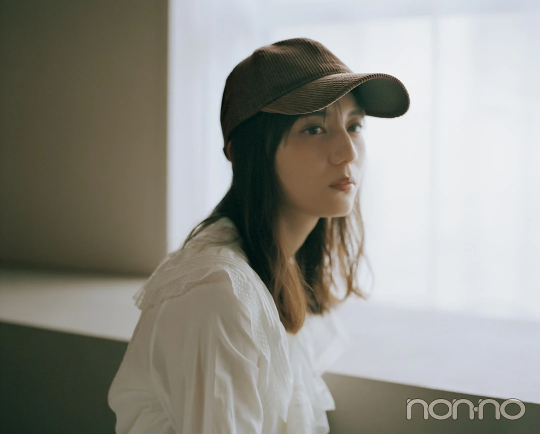 小坂菜緒のブラウンキャップコーデ
