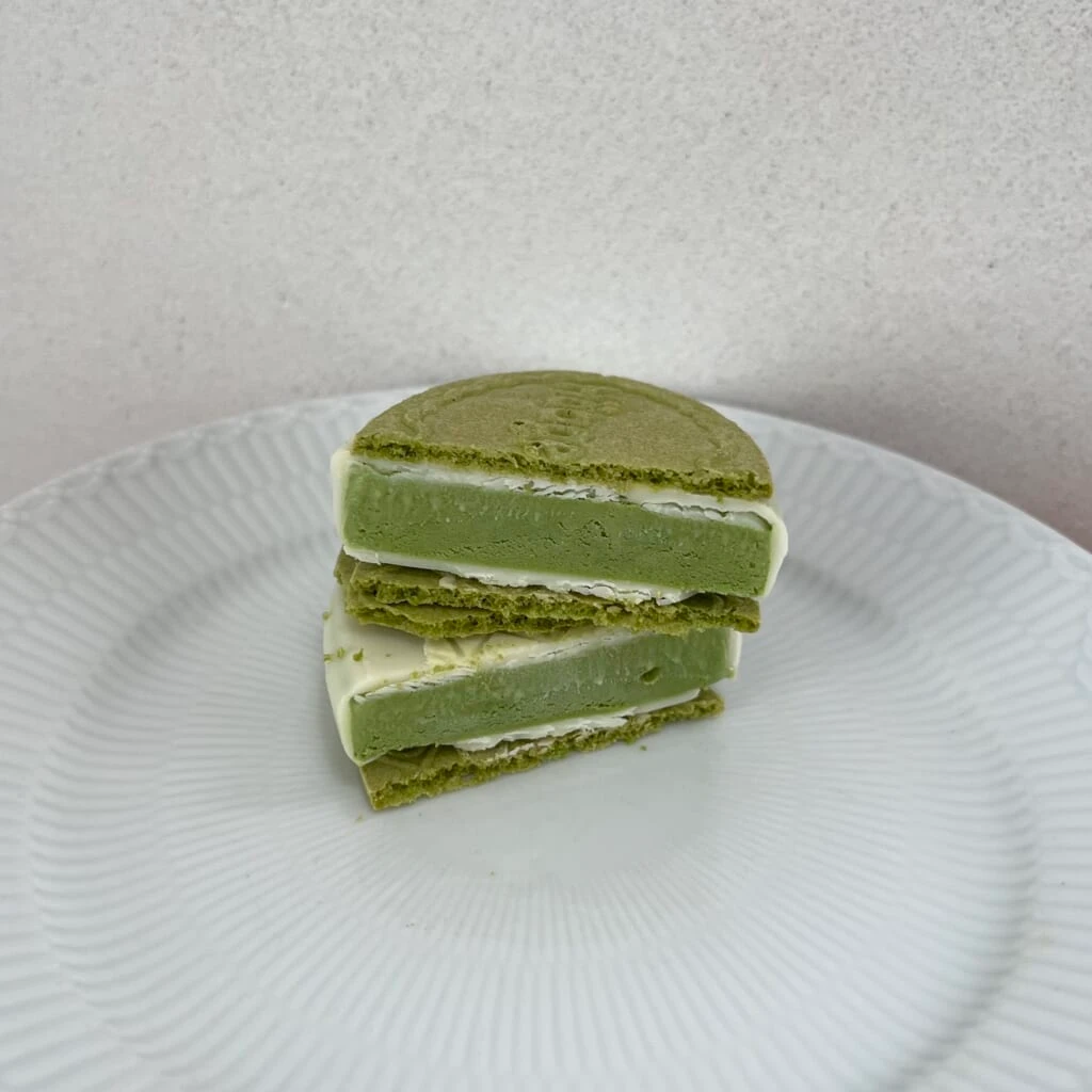 ハーゲンダッツ クリスピーサンド『ザ・グリーンティー』 の断面 抹茶アイスとホワイトチョコの三層構造