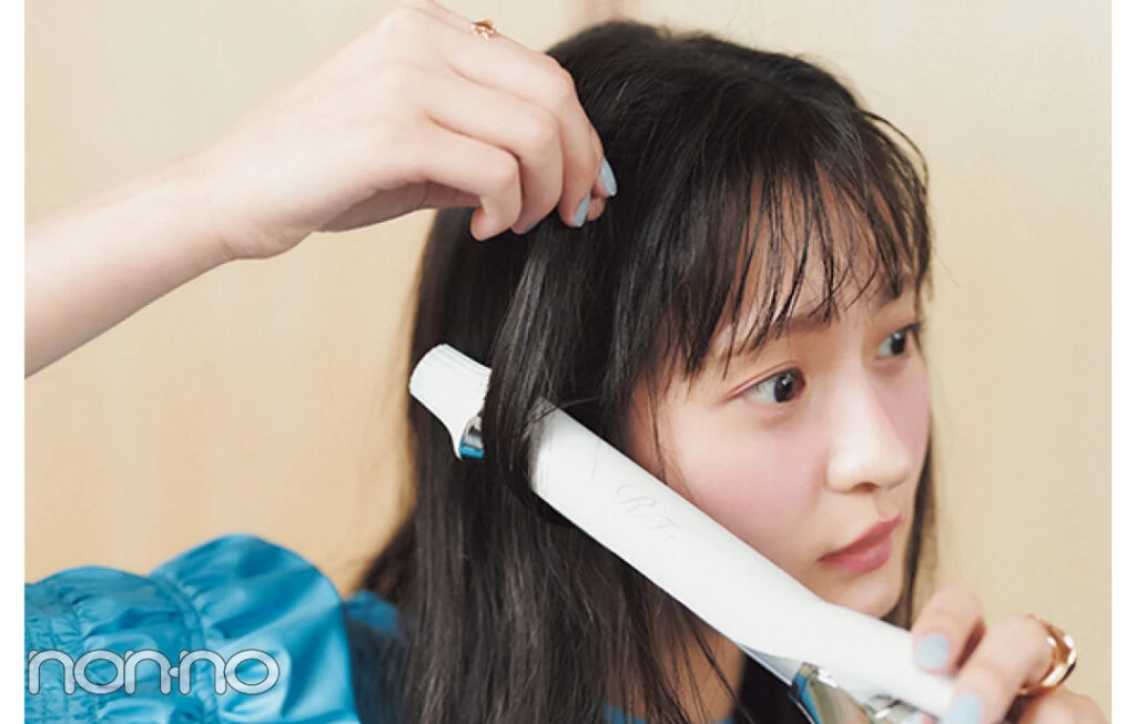 ちび三つ編みヘアの手順1、全体を低温のコテでゆる巻きに