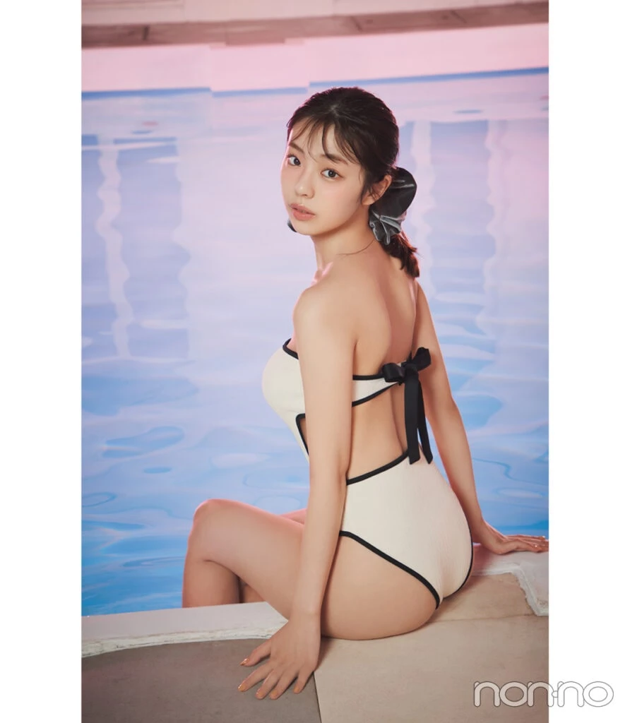 MIZUASOBIのサイド&背中あきデザインのモノトーン水着