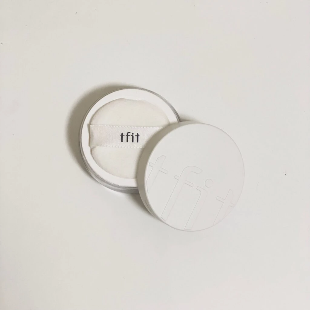 私が実際に使っているtfitのフェイスパウダーで、蓋の中と見た目を伝えるための画像です。