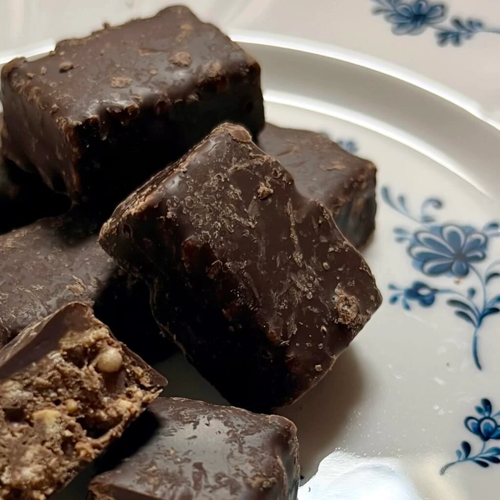 きたきたのこのこの山里の中身 きのこたけのこが合体したチョコバー