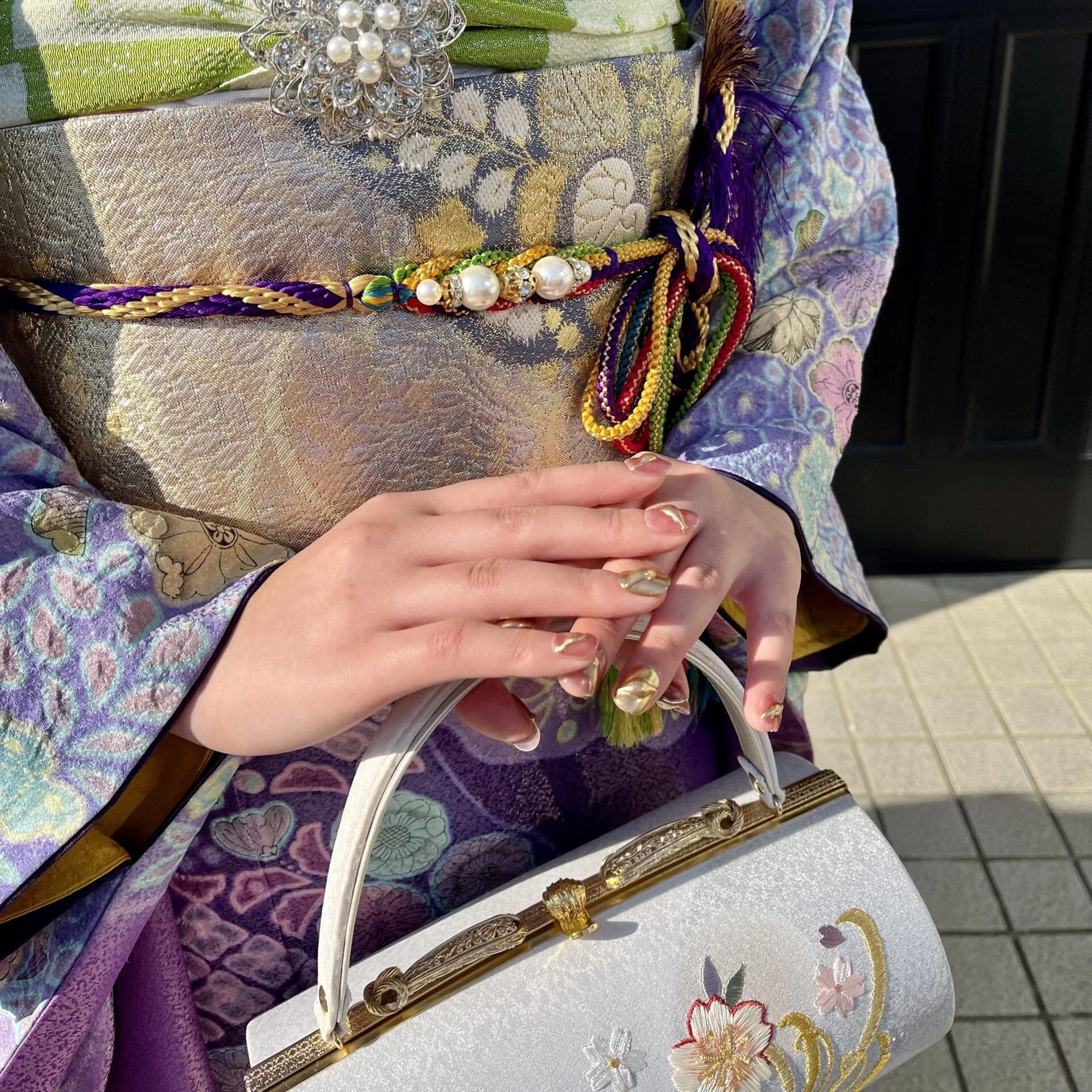 振袖を着た成人式ネイルの手元 オーダーメイドしたピンクとゴールドのニュアンスネイルデザイン