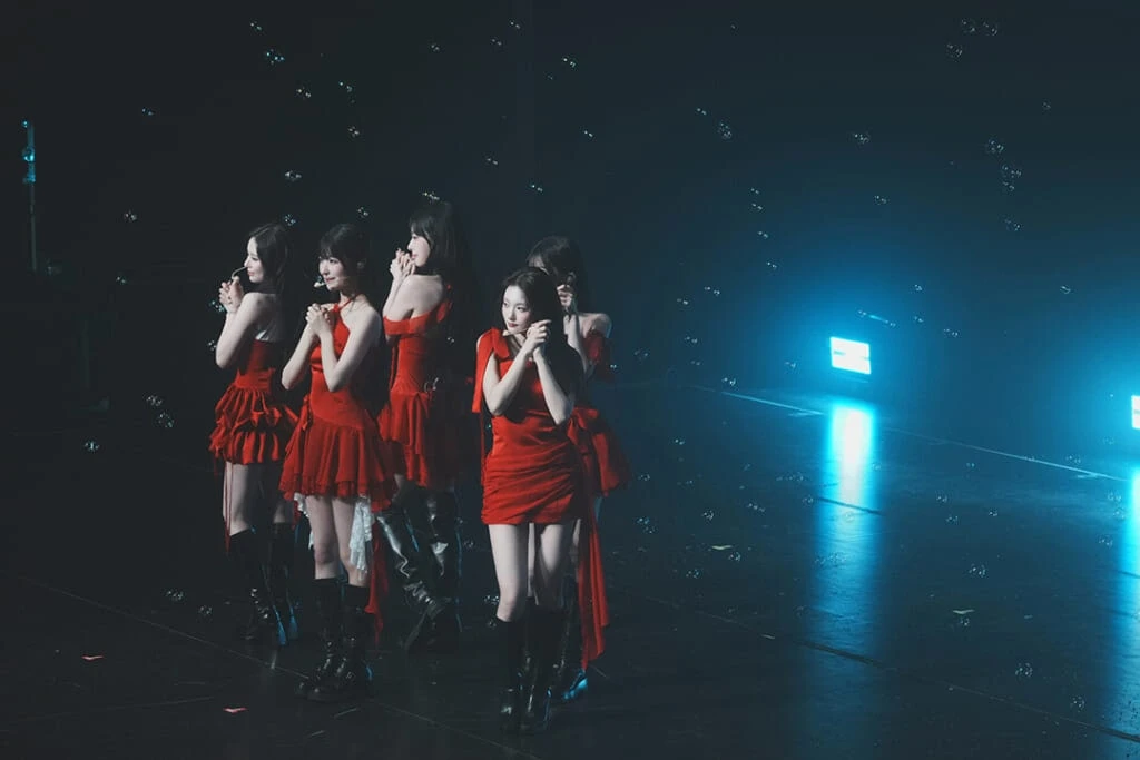 赤いドレスでパフォーマンスをするfromis_9