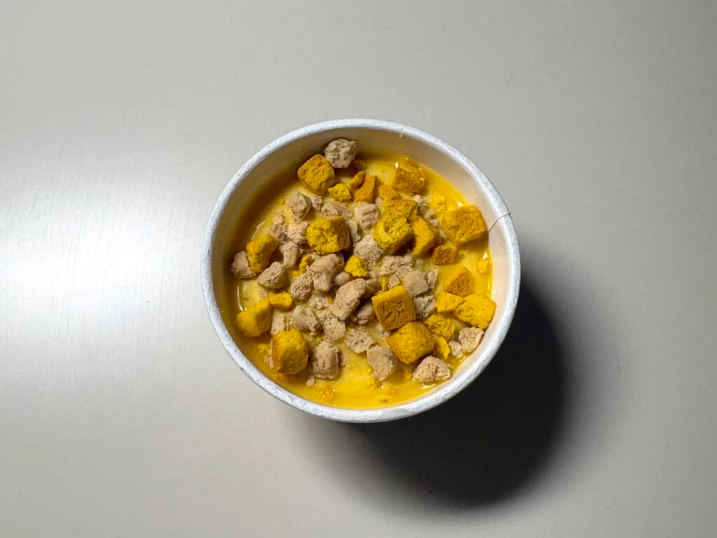 パンプキンコーティングに2種類のクッキーをトッピングした『パパパパンプキンタルト』