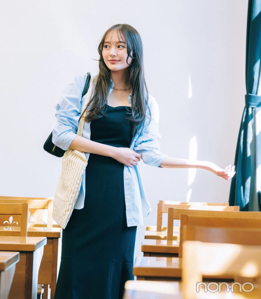 マーメイドスカート×ブルーのシャツの大学生コーデ