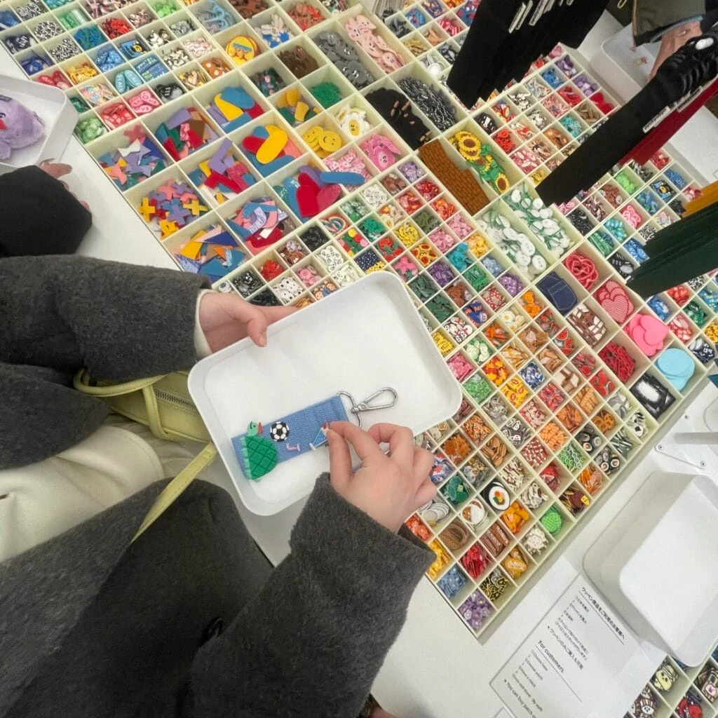 object osaka store ワッペンを選んでいるところ