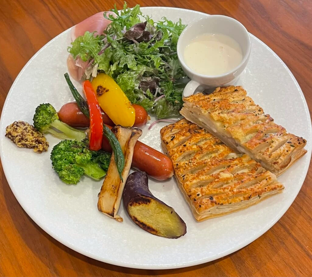 プレート。グラタンパイ、焼き野菜、ポタージュが乗っている。