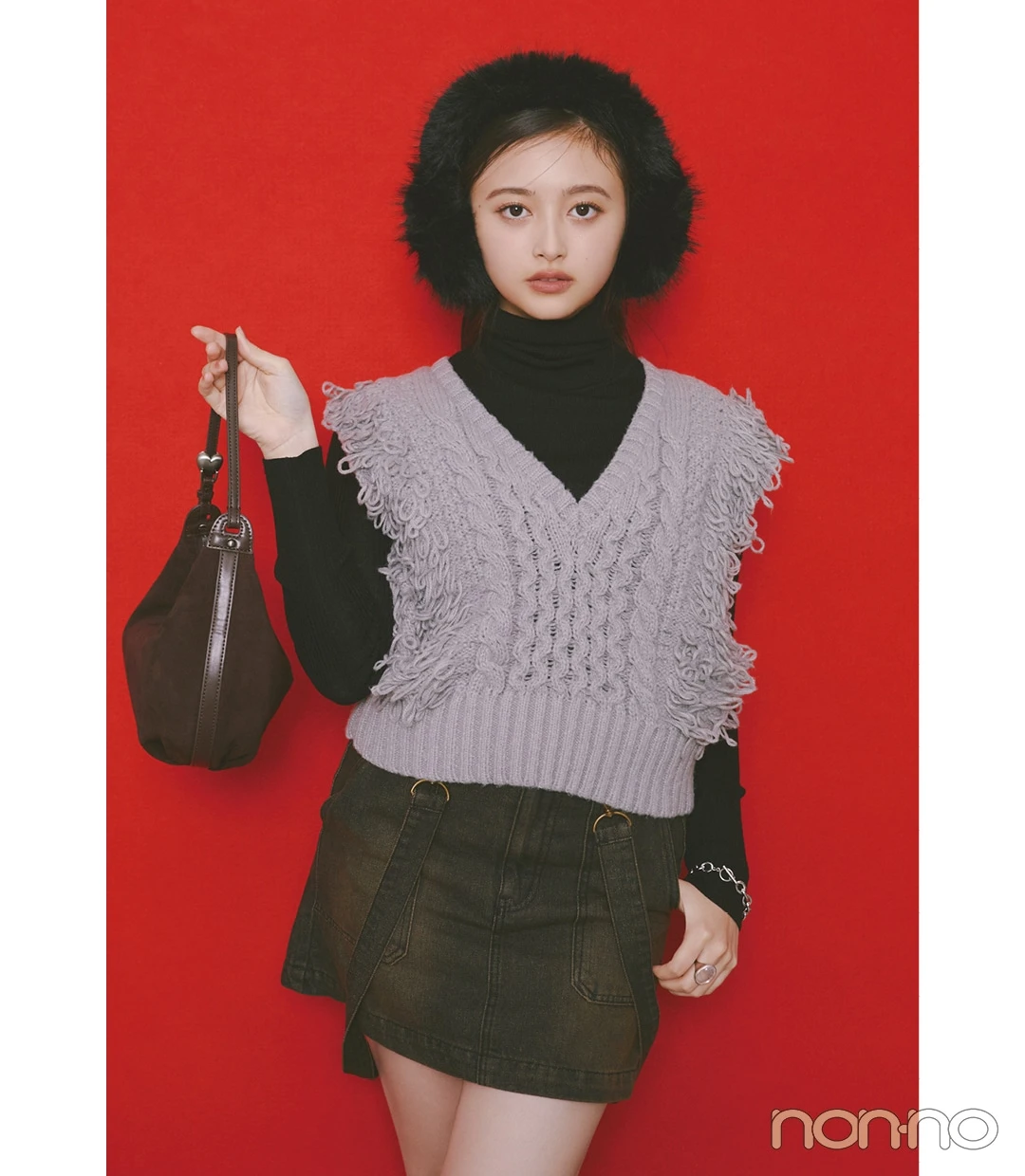 ループフリンジニットベストを着た井上和