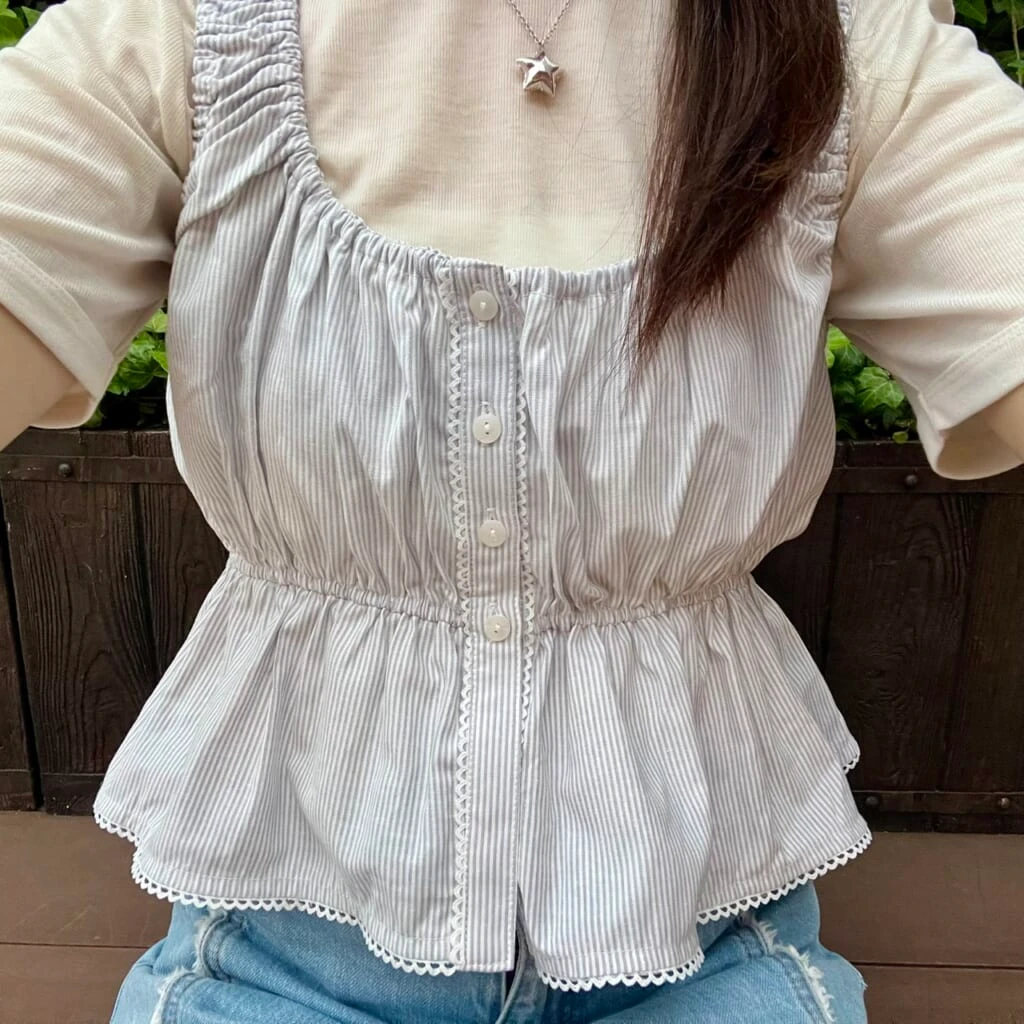 mieya mieyaのPEPLUM TANK TOP -STRIPE-の着用写真、自撮り。GUのソフトシアークルーネックT Q(30 NATURAL)と合わせて着用。

