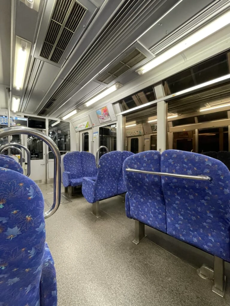 展望列車きららの車内。1人掛け、2人掛け、窓の方を向いた2人掛けの席が写っている。
